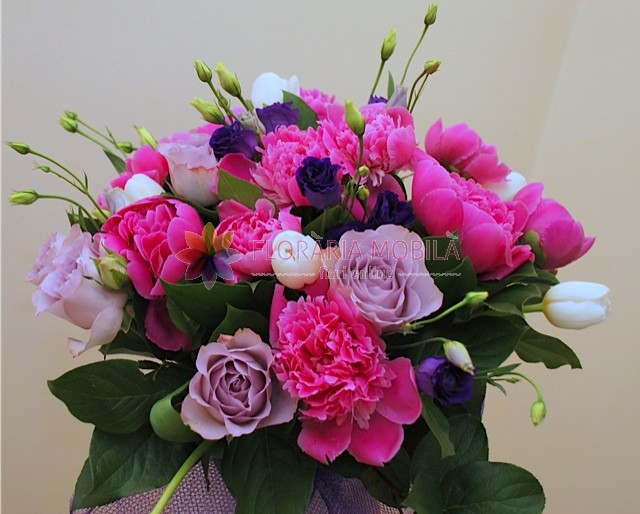 Buchet Cu Bujori Trandafiri Lisianthus Lalele La 335 Lei