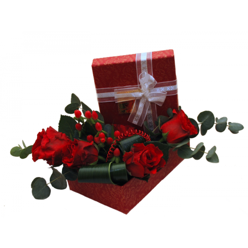 aranjament cu trandafiri in cutie cadou