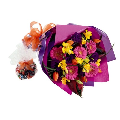 buchet cu frezie, gerbera, lalele si lisianthus