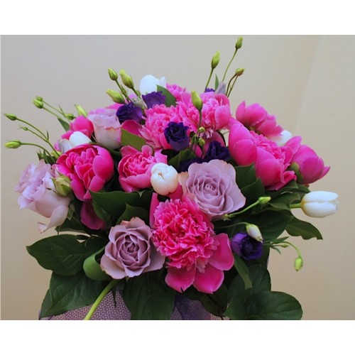 buchet cu bujori, trandafiri, lisianthus, lalele