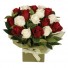 aranjament din trandafiri albi si trandafiri rosii